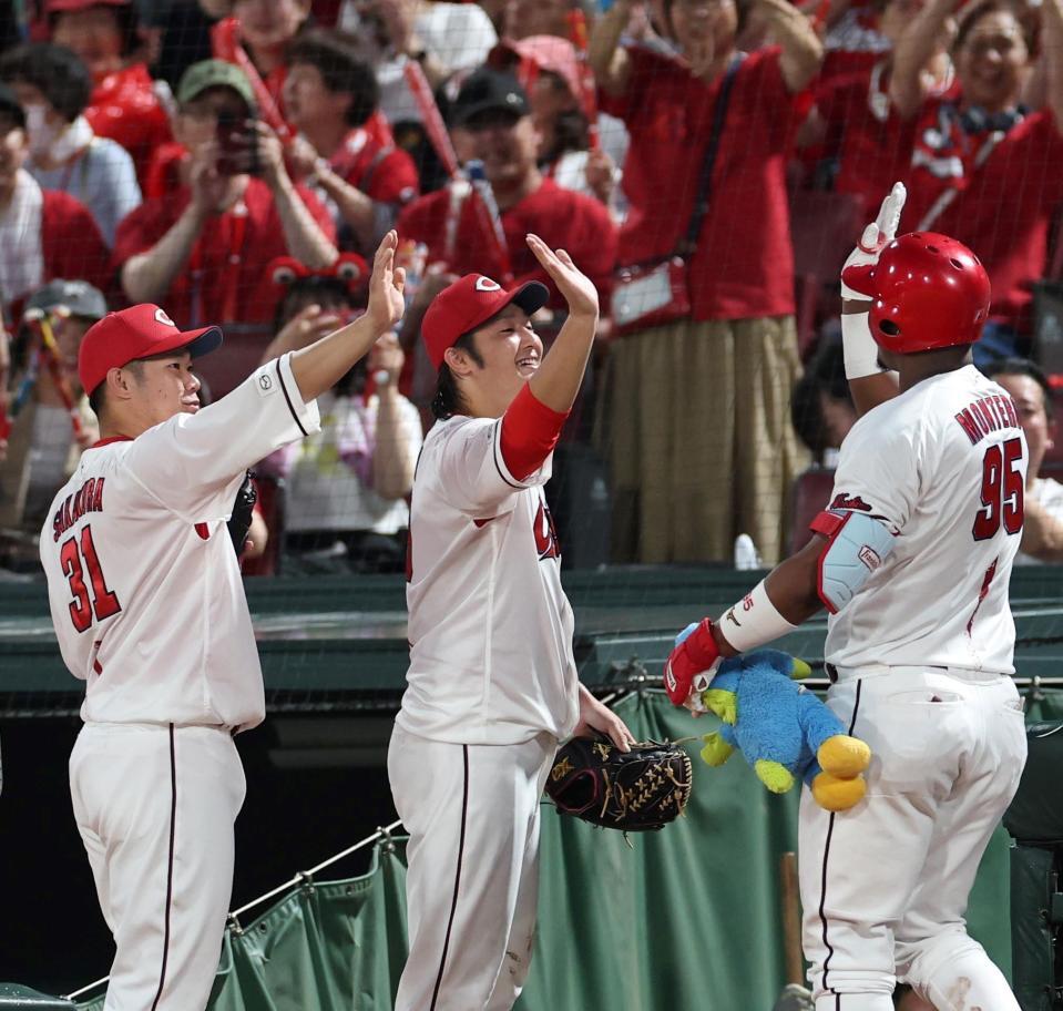 　３回、逆転３ランを放ったモンテロ（右）を迎える床田（中央）＝撮影・北村雅宏