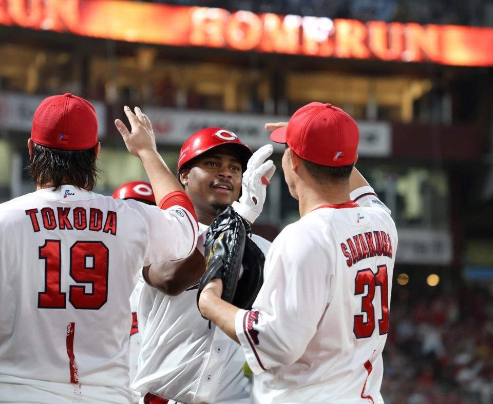 　３回、左越え３ランを放ち、タッチを交わすモンテロ（撮影・市尻達拡）