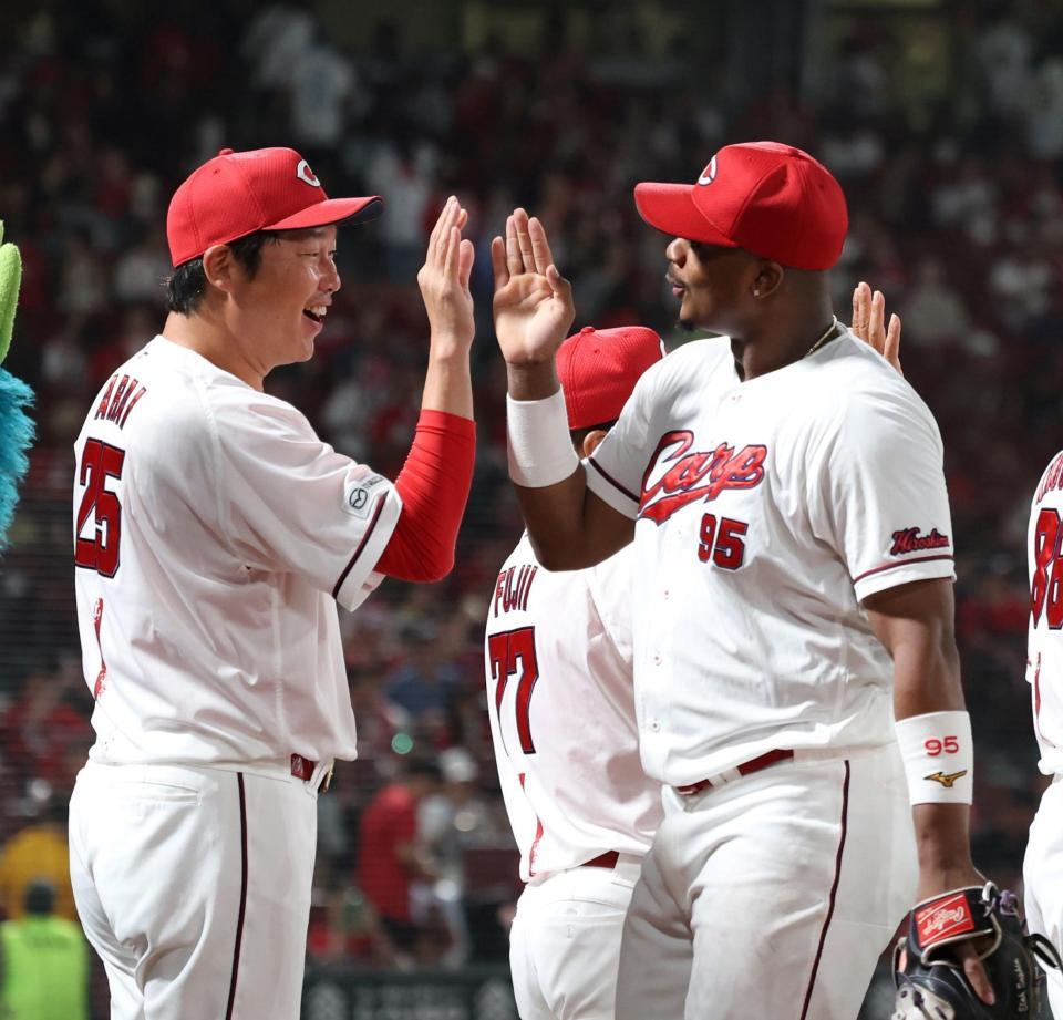 　勝利で終え、モンテロとタッチを交わす新井監督（撮影・市尻達拡）