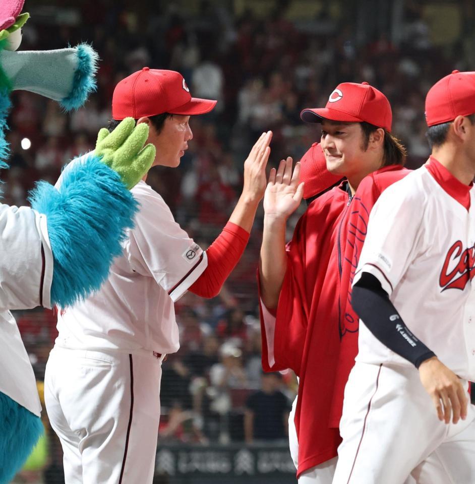 　勝利で終え、床田寛樹とタッチを交わす新井監督（撮影・市尻達拡）