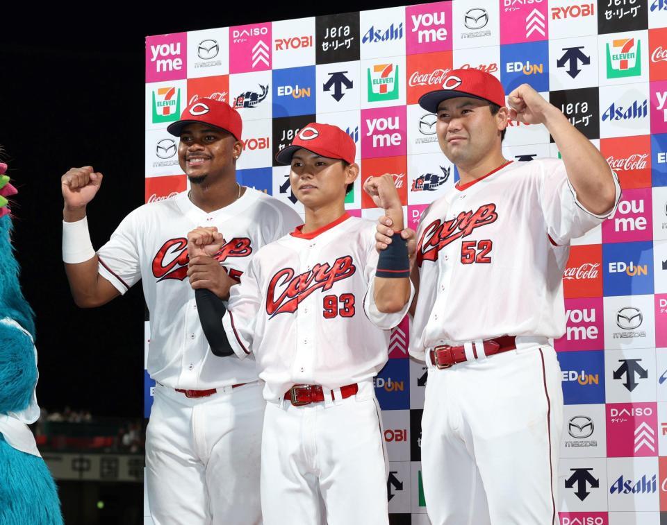 　お立ち台でポーズを決める（左から）モンテロ、前川、末包（撮影・市尻達拡）