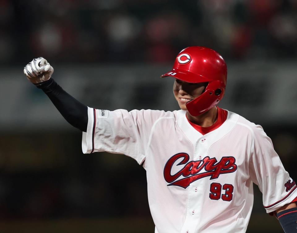 　９回、右前２点タイムリーを放ち拳を握る前川（撮影・市尻達拡）