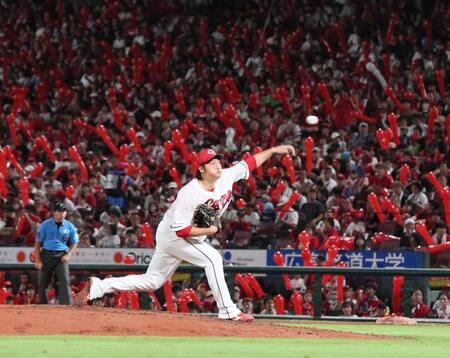 　真っ赤な風船で染まるスタンドを背に力投する床田（撮影・北村雅宏）