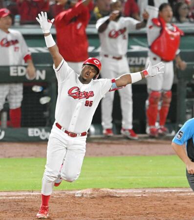 　３回、逆転３ランを放ち、歓喜のバンザイをするモンテロ（撮影・飯室逸平）