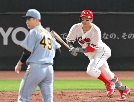 　５回、大竹から右前適時打を放つ小園