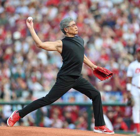 【写真】還暦間近の長身俳優が驚きの快速球　黒いタンクトップから筋肉のぞく