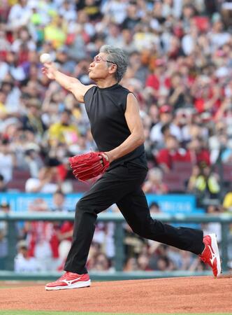 　始球式を務める吉川晃司（撮影・市尻達拡）