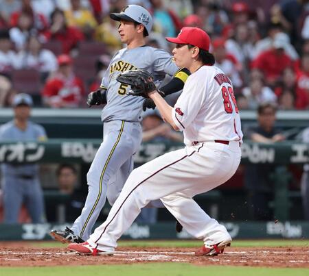 　３回、森下の打席で暴投し、近本の生還を許す大瀬良（撮影・市尻達拡）