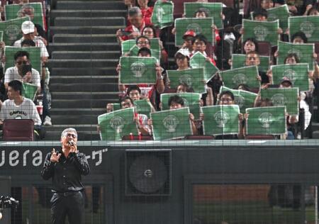 　「イマジン」を熱唱する吉川晃司（撮影・飯室逸平）