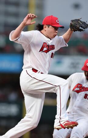 　３回、佐藤輝の一ゴロで一塁へのベースカバーに入り、ジャンプをする大瀬良（撮影・市尻達拡）