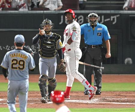 　７回、高橋の前に空振り三振に倒れるモンテロ（撮影・飯室逸平）