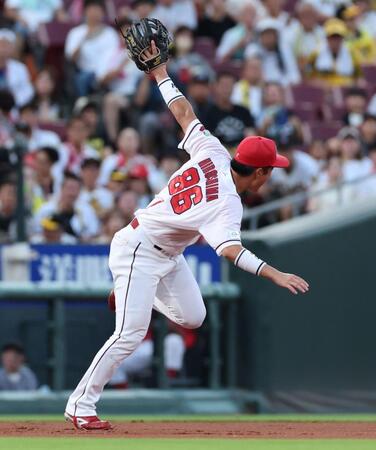 　３回、高橋の打球を捕球できず、失策とする佐々木（撮影・市尻達拡）