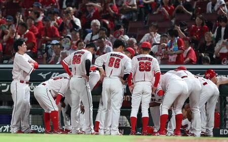 　６回攻撃前、円陣を組む広島ナイン（撮影・北村雅宏）