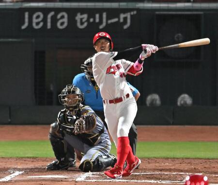 ６回、遊飛に倒れる代打菊池（撮影・飯室逸平）