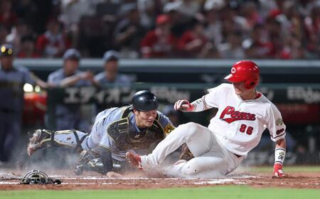 　６回、中村奨の左前打で本塁へ滑り込むも、タッチアウトになる佐々木（撮影・市尻達拡）