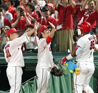 　３回、逆転３ランを放ったモンテロ（右）を笑顔で迎える床田