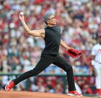 　始球式を務める吉川晃司（撮影・北村雅宏）