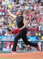 　始球式を務める吉川晃司（撮影・市尻達拡）