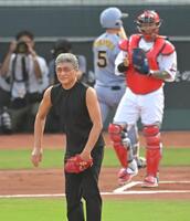 　始球式を務めた吉川晃司（撮影・飯室逸平）
