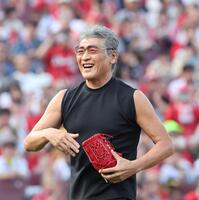 　始球式を終え、笑顔を見せる吉川晃司（撮影・市尻達拡）