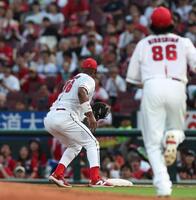 　３回、近本のゴロを後逸するモンテロ（撮影・北村雅宏）