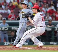 　３回、森下の打席で暴投し、近本の生還を許す大瀬良（撮影・市尻達拡）