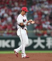 　３回、高橋のゴロをファンブルした佐々木（撮影・北村雅宏）