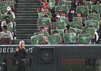 　「イマジン」を熱唱する吉川晃司（撮影・飯室逸平）