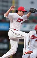 　３回、佐藤輝の一ゴロで一塁へのベースカバーに入り、ジャンプをする大瀬良（撮影・市尻達拡）