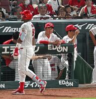 　７回、モンテロが三振に倒れ、ベンチで冴えない表情の新井監督（撮影・飯室逸平）