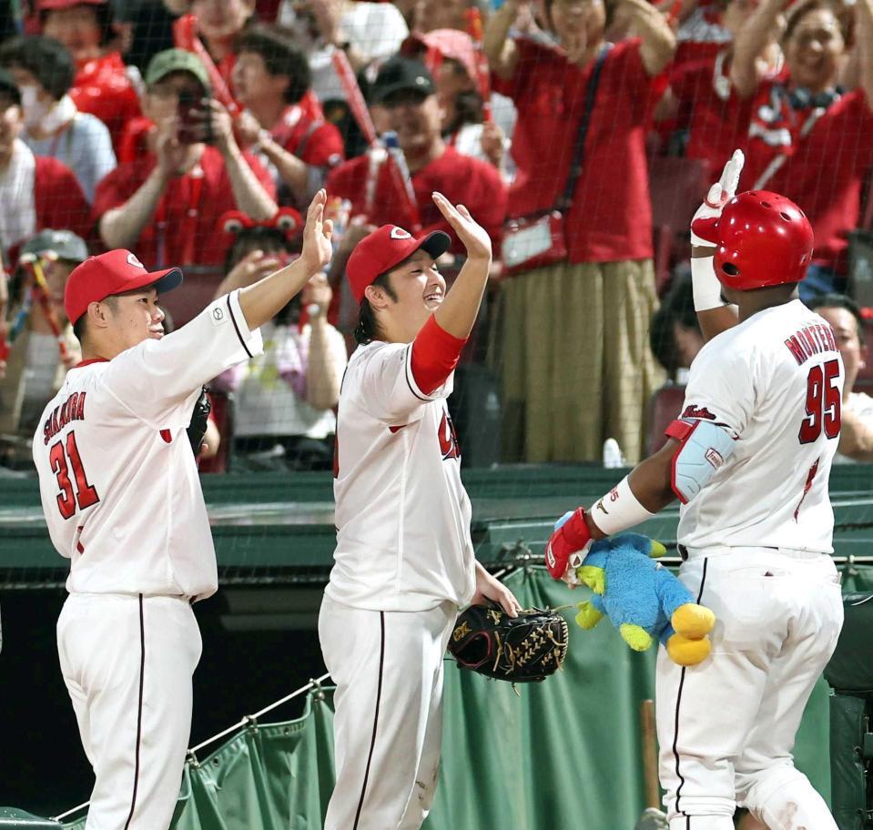 　３回、逆転３ランを放ったモンテロ（右）を笑顔で迎える床田