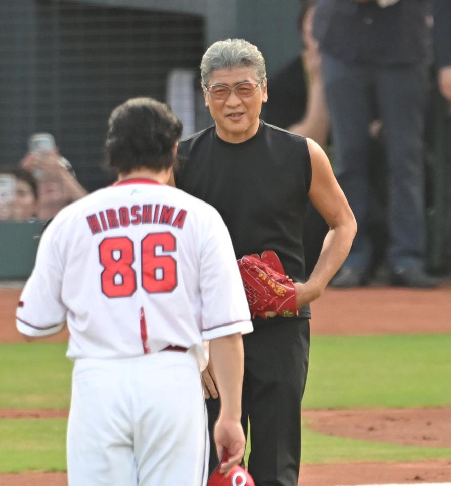 　始球式の前に大瀬良に一礼する吉川晃司（撮影・飯室逸平）
