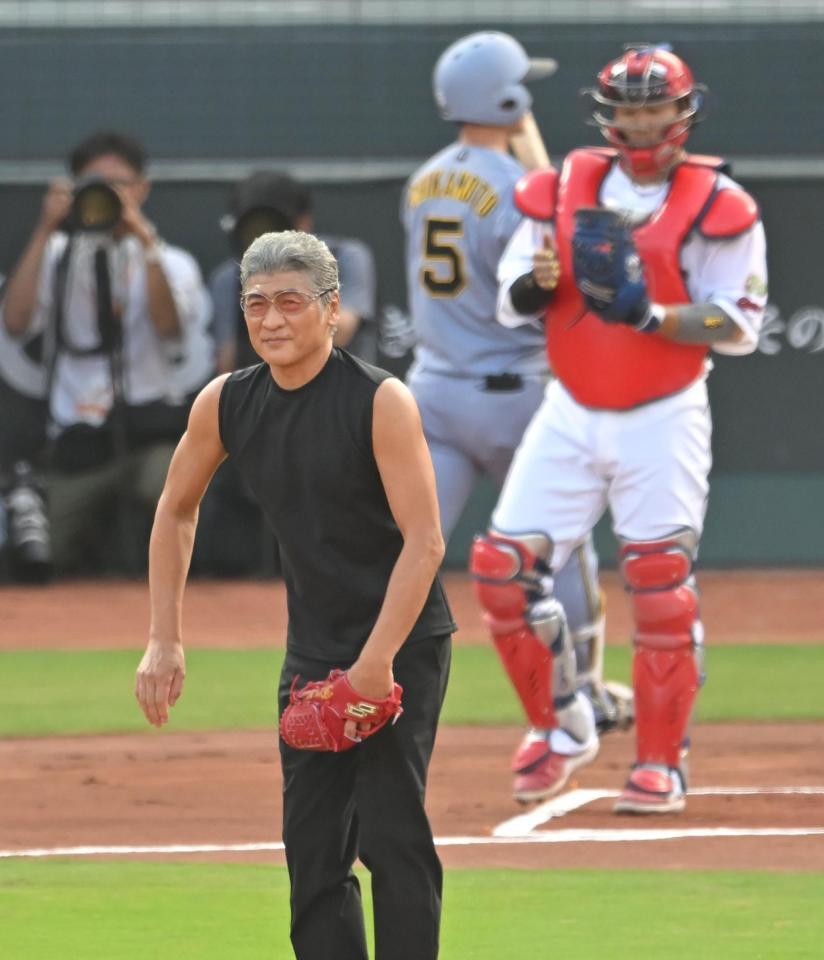 　始球式を務めた吉川晃司（撮影・飯室逸平）