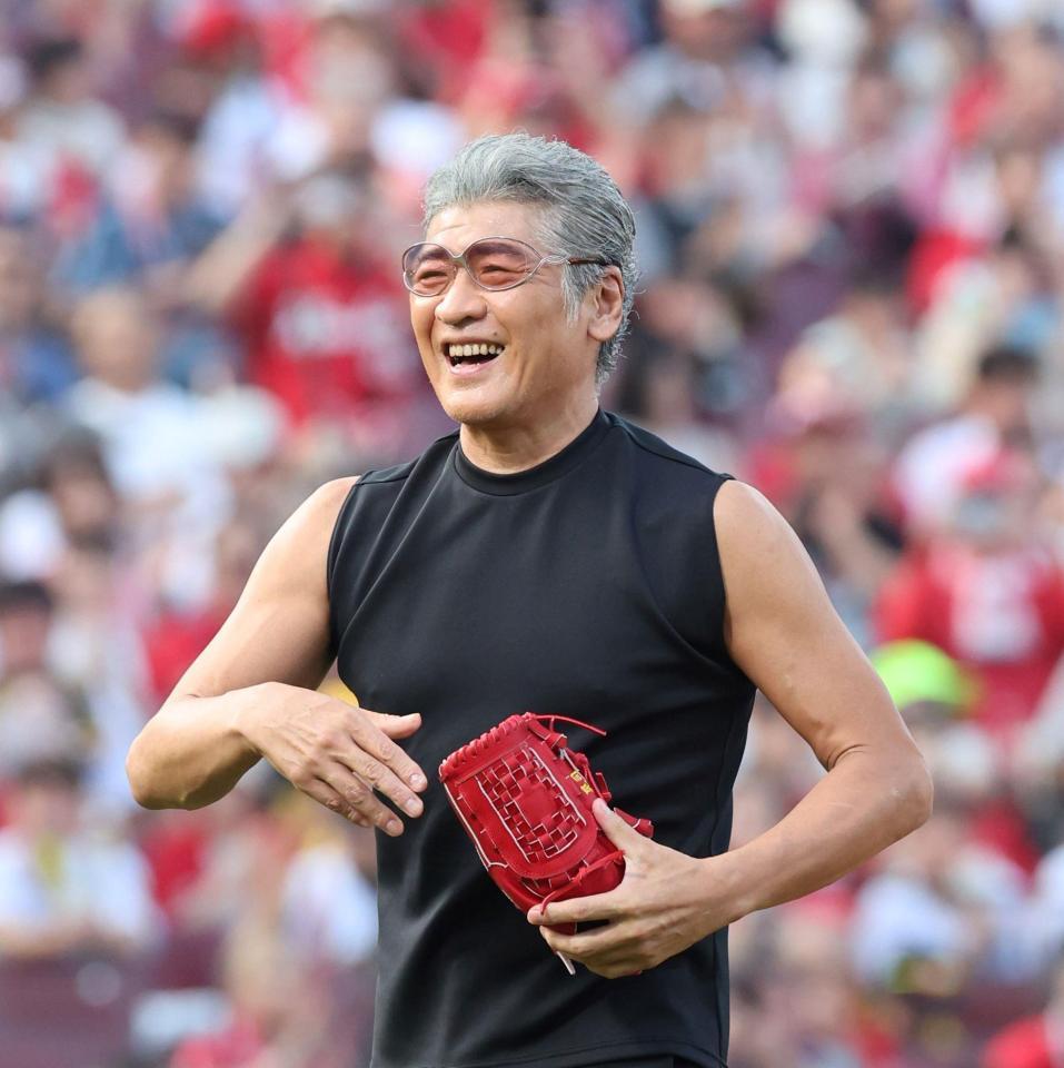 　始球式を終え、笑顔を見せる吉川晃司（撮影・市尻達拡）