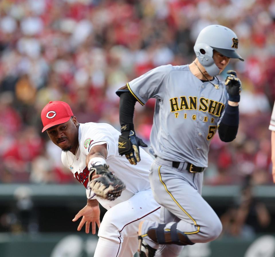 　１回、中野の送りバントを処理し、タッチを試みるも空タッチとなり、失策とするモンテロ（撮影・市尻達拡）