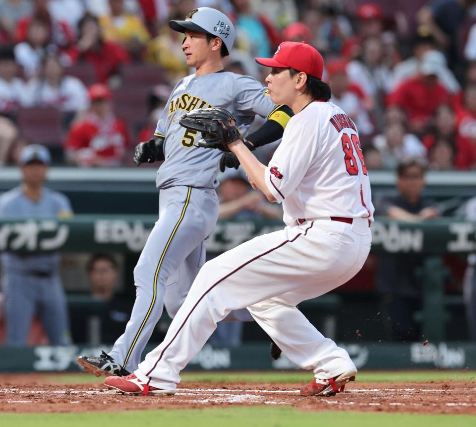 　３回、森下の打席で暴投し、近本の生還を許す大瀬良（撮影・市尻達拡）