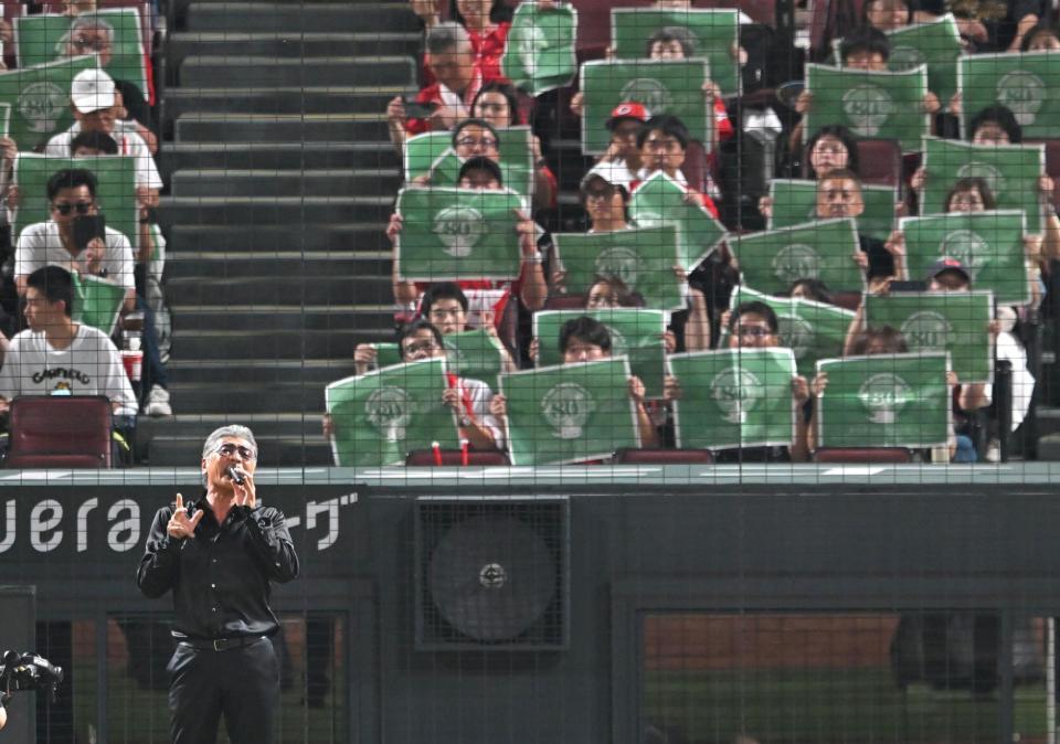 　「イマジン」を熱唱する吉川晃司（撮影・飯室逸平）