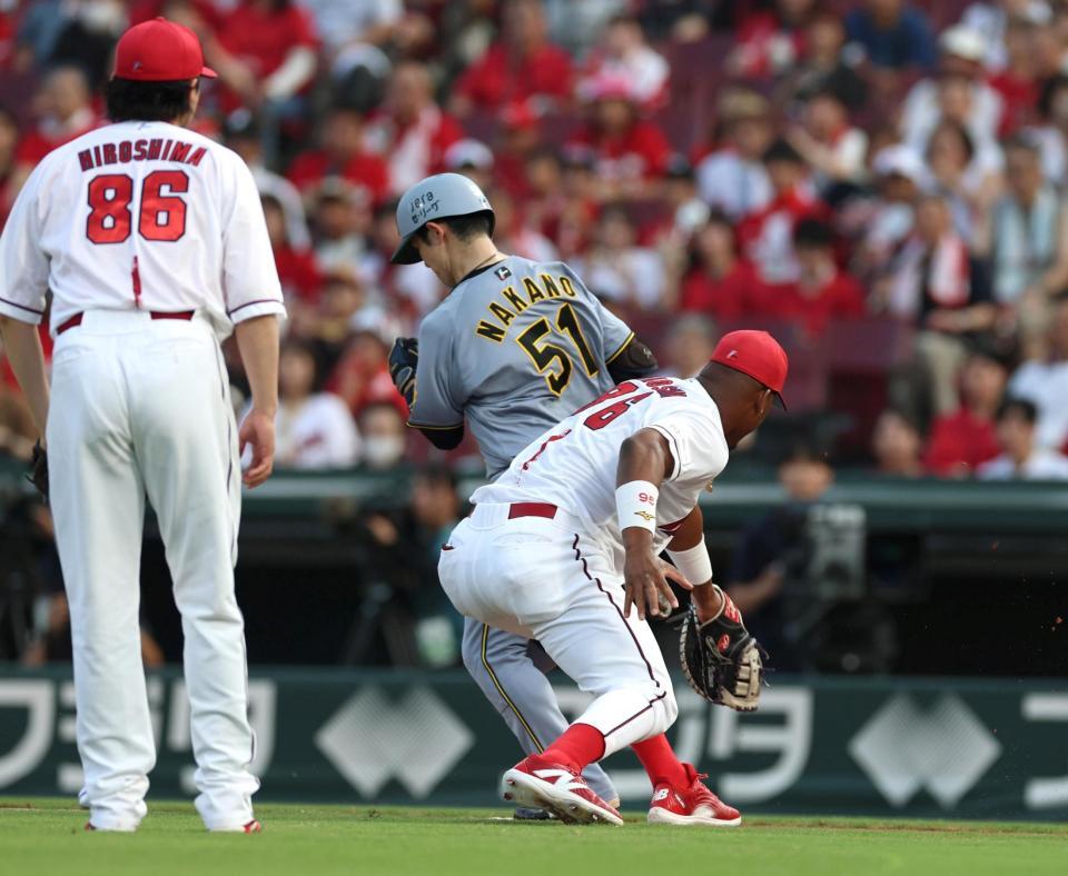 　１回、中野の犠打を処理したモンテロ（右）だが、タッチできず（撮影・北村雅宏）