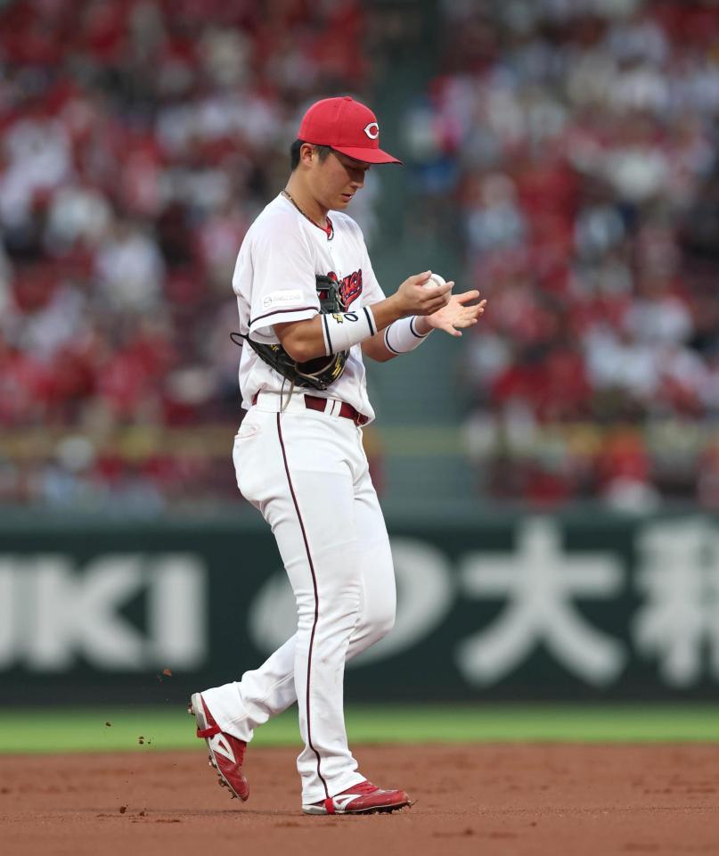 　３回、高橋のゴロをファンブルした佐々木（撮影・北村雅宏）