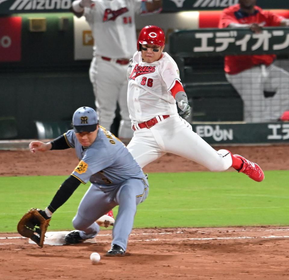 　７回、内野安打で出塁する小園。一塁手・大山（撮影・飯室逸平）