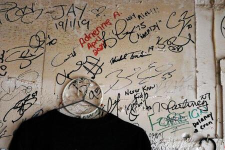 　店内の壁面にはサインが所狭しと書かれている（撮影・畠山賢大）