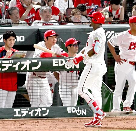 　５回、モンテロが三振に倒れ、ベンチで厳しい表情の新井監督（撮影・飯室逸平）