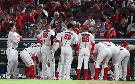 　７回攻撃前、円陣を組む広島ナイン（撮影・北村雅宏）