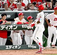 　５回、モンテロが三振に倒れ、ベンチで厳しい表情の新井監督（撮影・飯室逸平）