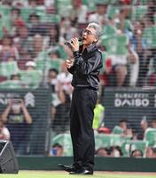 　５回終了後、「イマジン」を熱唱する吉川晃司さん（撮影・北村雅宏）