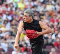 　始球式を務める吉川晃司