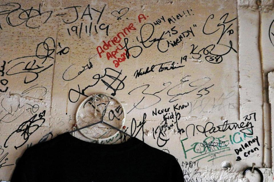 　店内の壁面にはサインが所狭しと書かれている（撮影・畠山賢大）