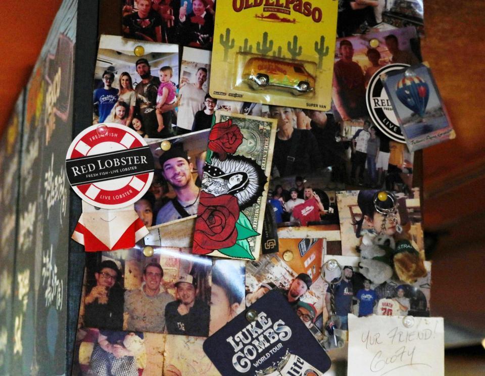 　店内には歴代のカープ助っ人との写真が飾られている