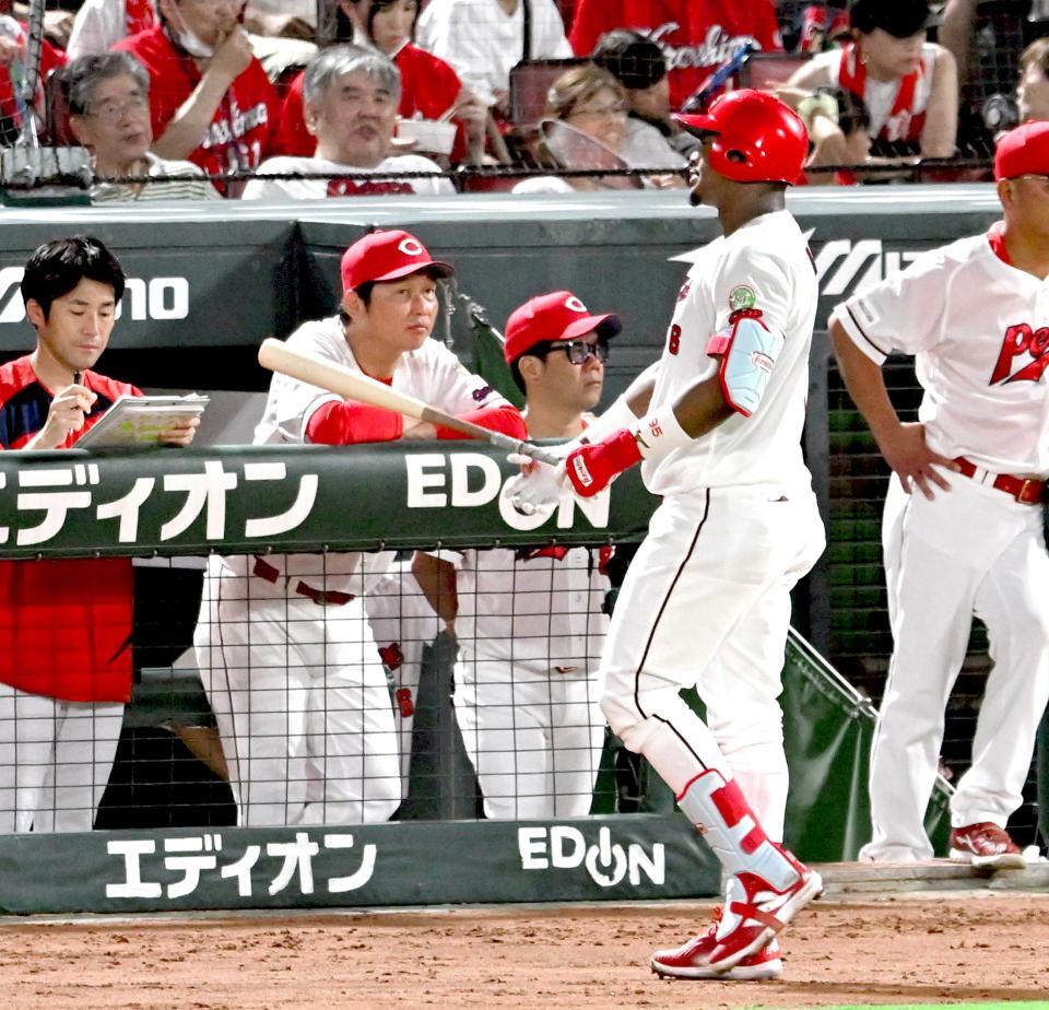 　５回、モンテロが三振に倒れ、ベンチで厳しい表情の新井監督（撮影・飯室逸平）