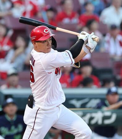 　１回、右前打を放つ中村奨（撮影・市尻達拡）